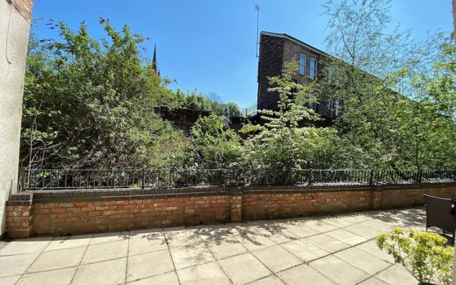 Beautiful Town Centre Apartment With River Terrace