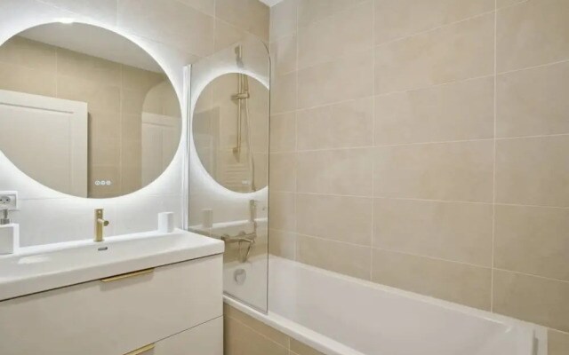 Elegant New Apartment With Balcony in the 16th - M