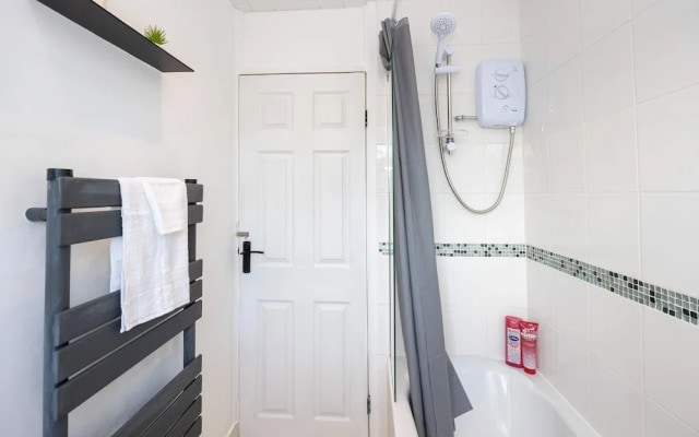 Spacious Apartment Near MCR Airport