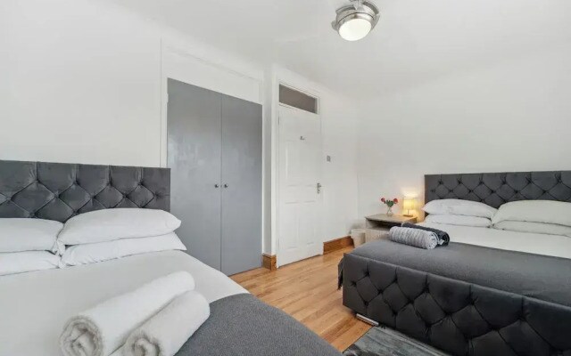 Spacious Home - Sleeps 10 - Free Parking - Pets