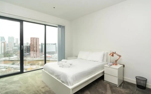 Superb 2BD Flat With Breathtaking Views!
