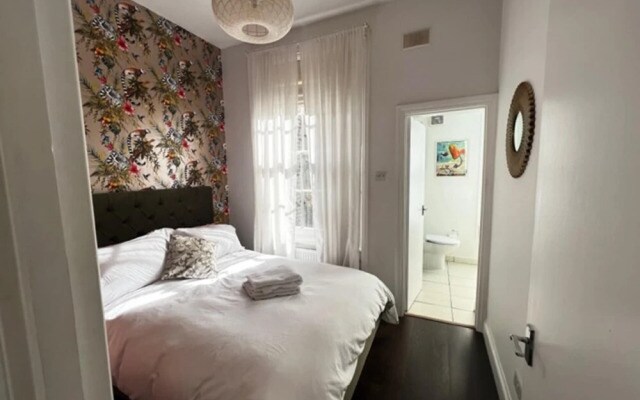 Stylish Central London Balcony Apartment
