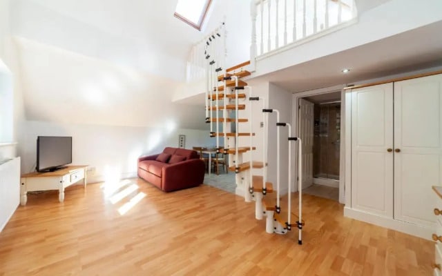 83 Downs Hill