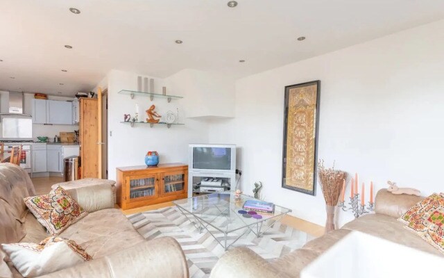 Spacious 2 Bedroom Apartment in Converted Warehouse in Brixton