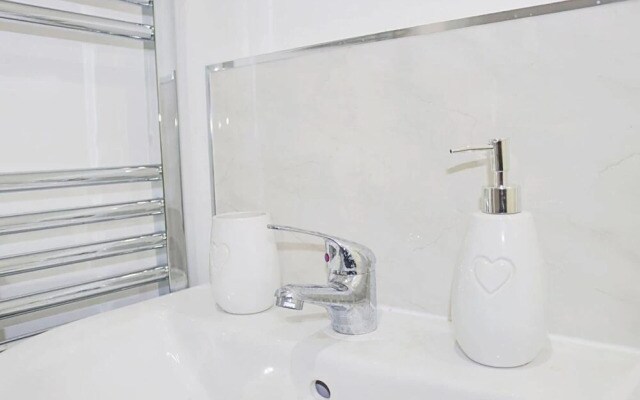 Modern 2-bed Apartment in Burnham, Slough