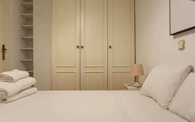 Cute 1 Bed Flat w Balcony, 2 min to Metro