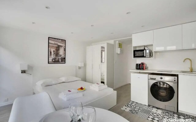 Into Paris - Marais Apartment