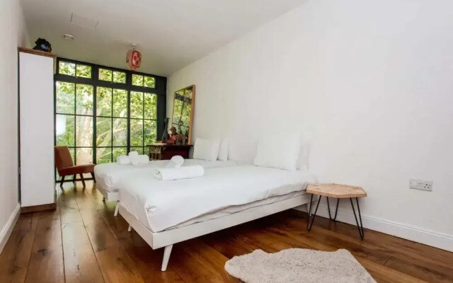 Cosy 2 Bedroom Apartment With Great Outdoor Balcony