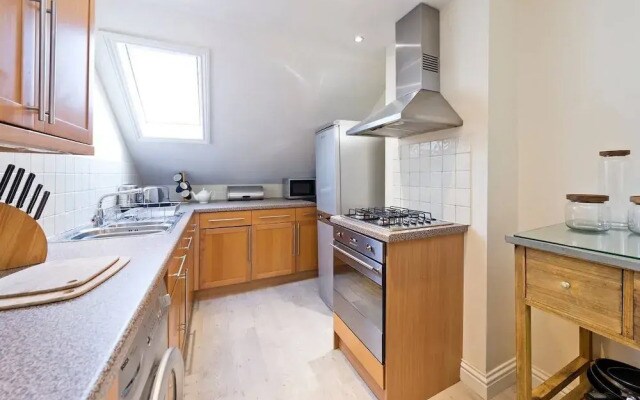 Spacious & Bright 2-bed Flat By Wandsworth Common