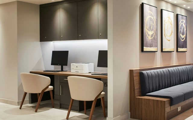 Courtyard by Marriott London Heathrow Airport