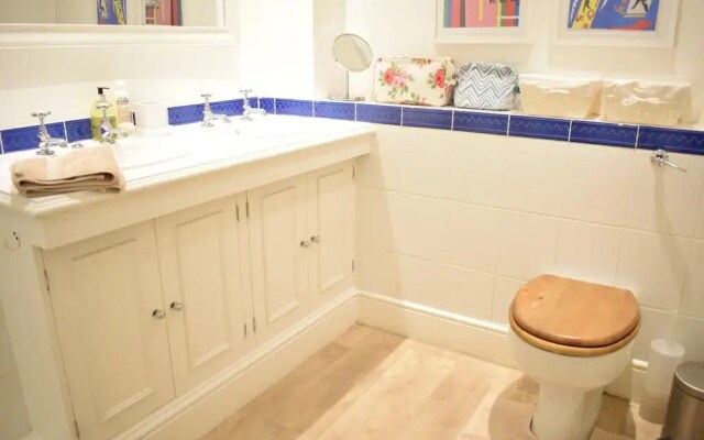 2 Bedroom Flat in Battersea Sleeps 4