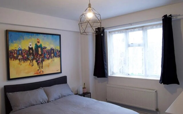 Modern 1 Bedroom in Shadwell With Balcony