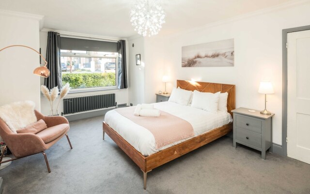 Spacious 1Br Flat In Wanstead: Garden & Comfort