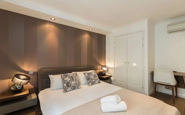 Three Bed Greville Luxury Apt Parking 1
