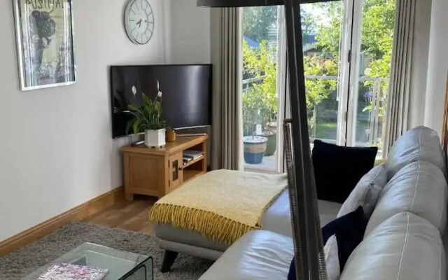 Self Contained, 2 Person dog Friendly Apartment. Free Parking