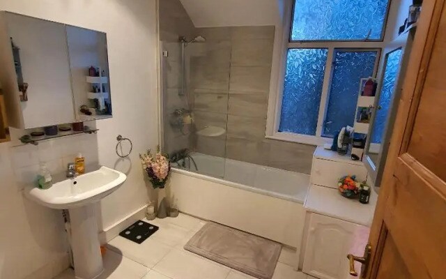 Monalisa single room near Edgware station