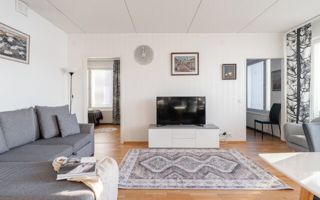 Bright 2BR Apartment with Lake Views