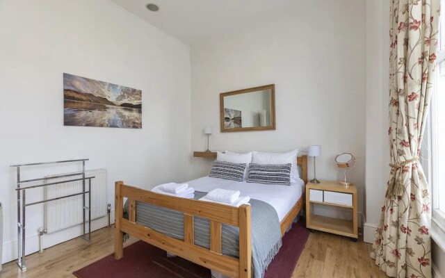 Bright Clapham flat with private garden, sleeps 4