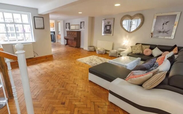 Liverpool Centre Sleeps 16 Stunning