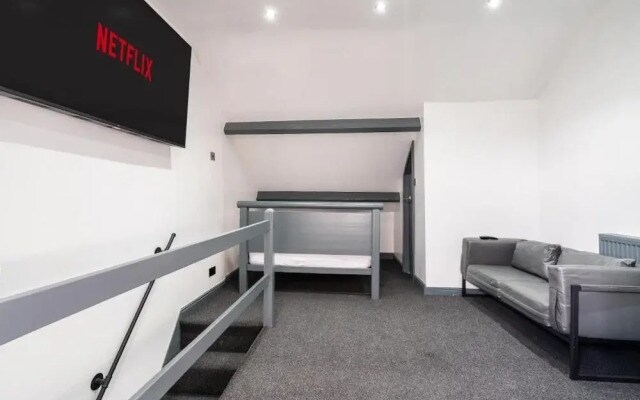 Sheffield 4 Bed Home by Broomhill Village