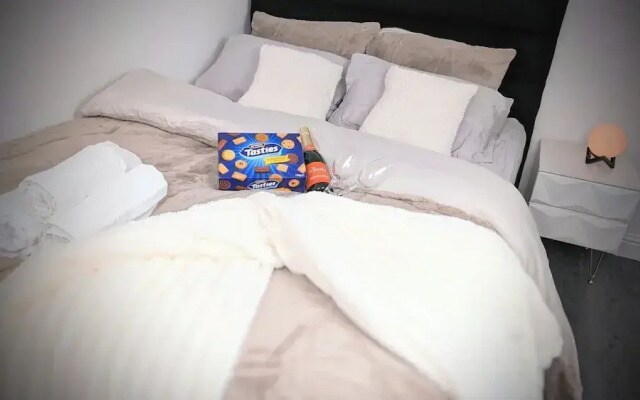 Chic Apartment in Manchester Sleeps 5