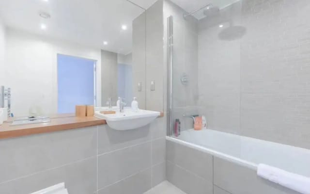 Vibrant 1BD Flat w/ Private Balcony, Camberwell!
