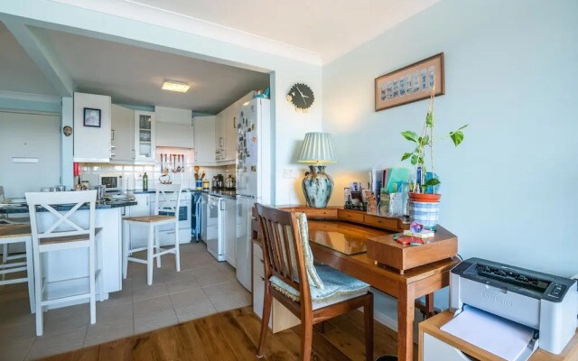 Delightful Wapping Home with Stunning River Views
