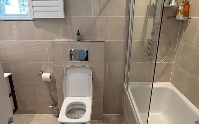 5 Bed House - Sleeps 8 - Pets - Parking - Wifi