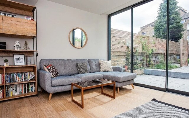 Stunning 2 Bedroom Apartment With Patio