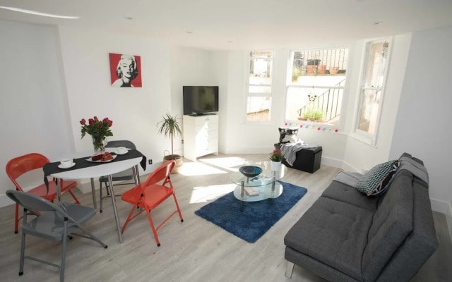 Light filled garden flat sleeps 4
