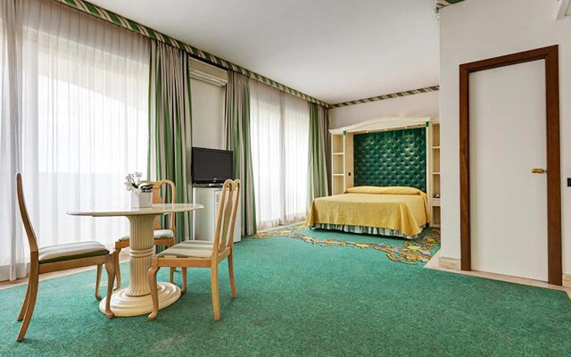 Aris Garden Hotel