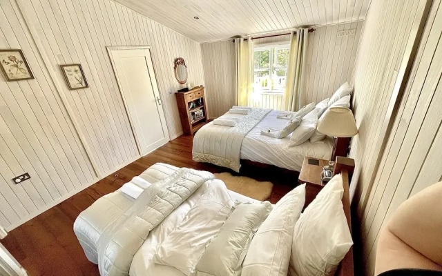 Holiday Lettings Beech Lodge - Stunning 6-bed King