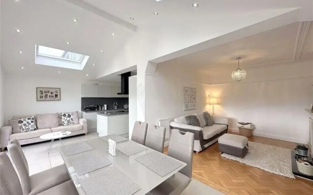 Impeccable 4-bed House in Liverpool