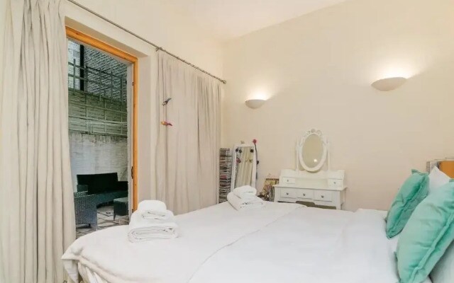 Charming 2 Bed Home In West Kensington Fits 4