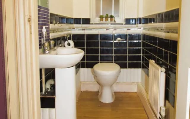 3 Bed Town House - Sleeps 5 - Ensuite - Off Street Parking - Pets Welcome - Wifi