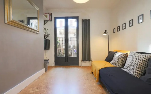 Cosy Flat in Great Location by Station