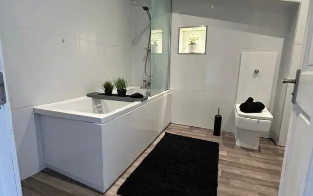 NEW 2 Bedroom Spacious Flat