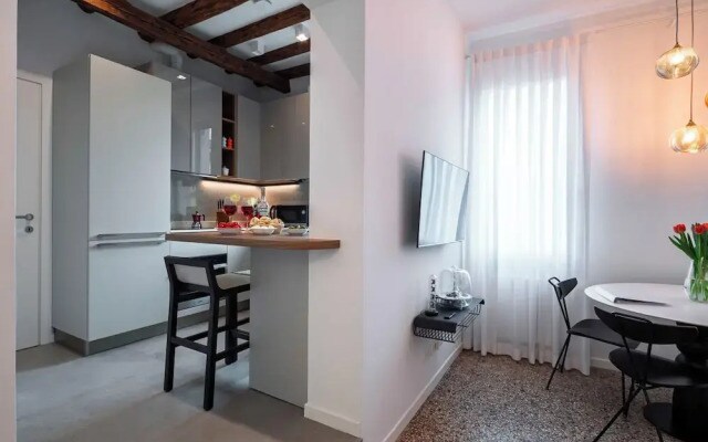 Venetian Alcove