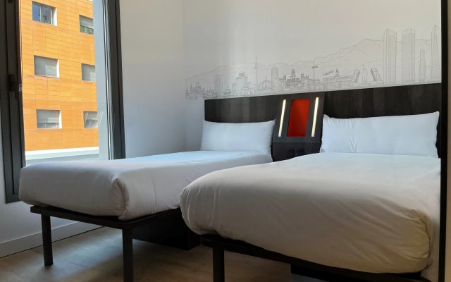 Отель Four Points Flex by Sheraton Madrid Atocha