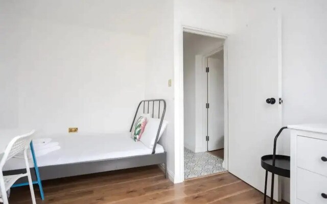 Spacious 4 Bedroom Apartment in Bethnal Green