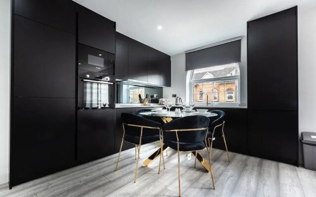 Luxurious 2 Bedroom Apartment - Free Parking