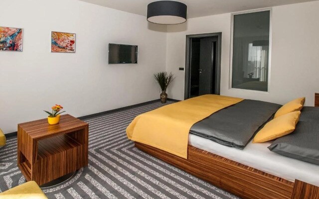 Hotel 99