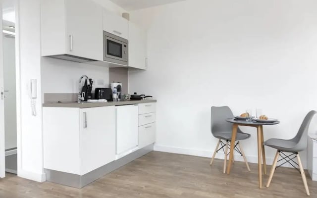 Spacious And Elegant City Centre Studio!