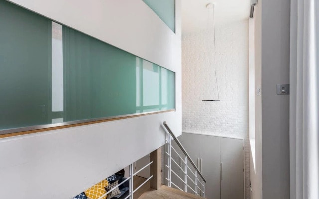 Central and Modern Split Level 2BR Covent Garden Apt