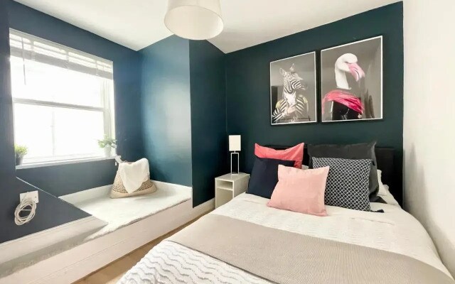 *New* Beautiful 2 Bedroom House in Central Location
