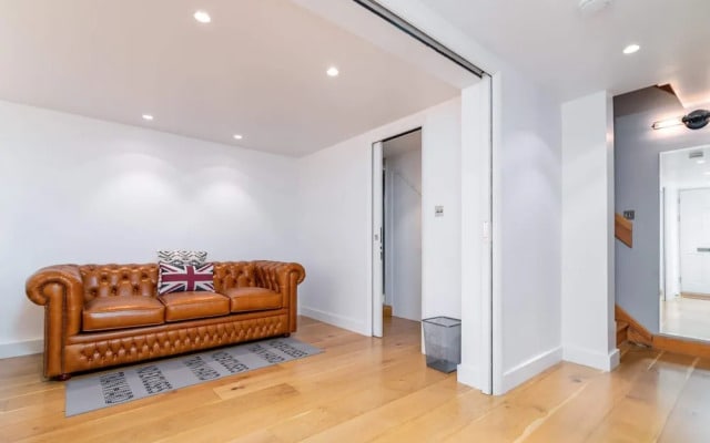 Spacious 2BR in West Kensington by GuestReady