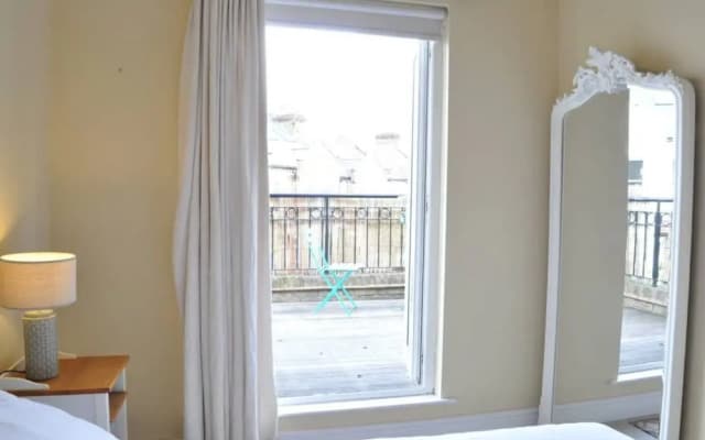 2 Bedroom Apartment With Terrace in Clapham