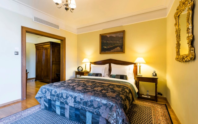 Golden Well Hotel