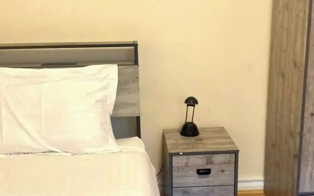 House - Sleeps 8 - Garden - Parking