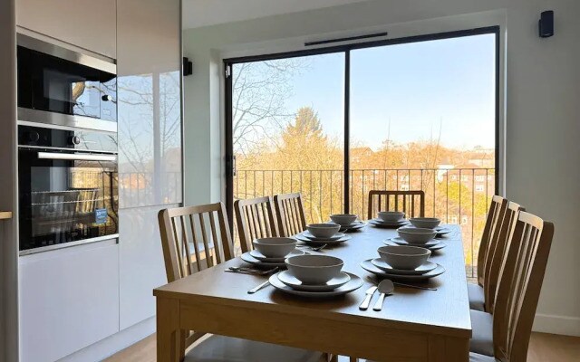 Stunning Townhouse: Your Spacious Retreat for 8
